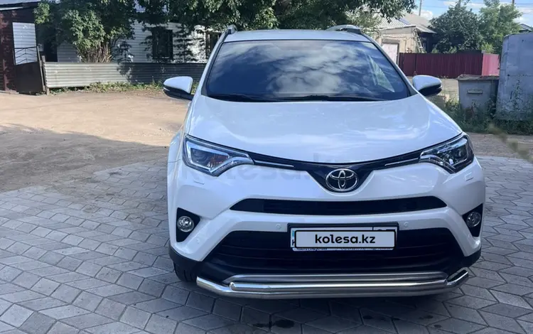 Toyota RAV4 2017 года за 13 500 000 тг. в Атбасар