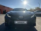 Toyota Camry 2021 года за 13 500 000 тг. в Костанай – фото 2