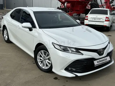 Toyota Camry 2020 года за 13 300 000 тг. в Уральск – фото 2