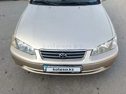 Toyota Camry 2000 года за 4 050 000 тг. в Туркестан – фото 2