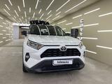 Toyota RAV4 2021 года за 22 200 000 тг. в Астана – фото 2