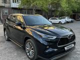 Toyota Highlander 2022 года за 28 500 000 тг. в Караганда