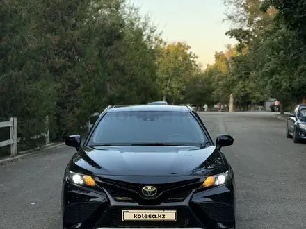 Toyota Camry 2022 года за 11 500 000 тг. в Алматы