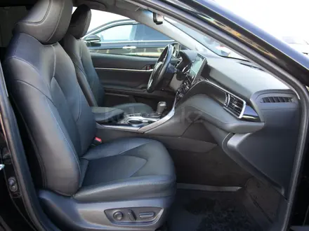 Toyota Camry 2023 года за 18 990 000 тг. в Алматы – фото 15