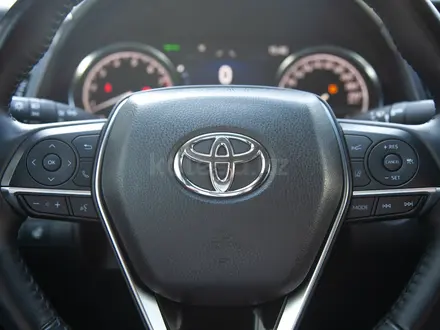 Toyota Camry 2023 года за 18 990 000 тг. в Алматы – фото 17
