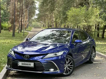 Toyota Camry 2021 года за 15 900 000 тг. в Алматы – фото 3