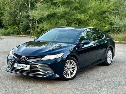 Toyota Camry 2019 года за 13 900 000 тг. в Астана – фото 2