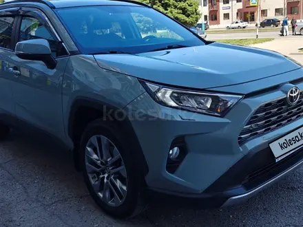 Toyota RAV4 2020 года за 14 700 000 тг. в Усть-Каменогорск – фото 2