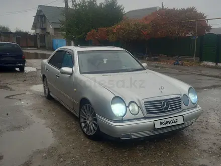 Mercedes-Benz E 320 1996 года за 3 000 000 тг. в Алматы – фото 2