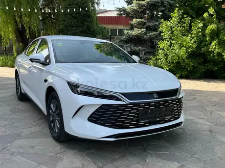 BYD Qin L DM-i Leading 2025 года за 9 290 000 тг. в Алматы