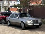 Mercedes-Benz E 300 1992 года за 2 800 000 тг. в Атырау – фото 2