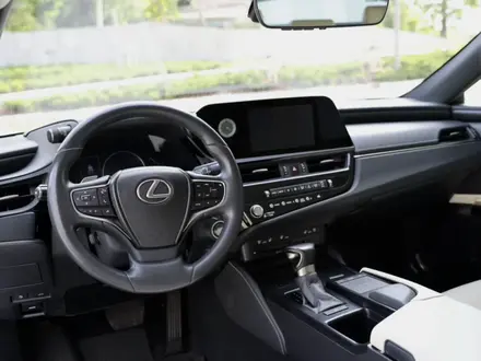 Lexus ES 250 2022 года за 24 000 000 тг. в Алматы – фото 27