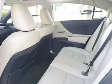 Lexus ES 250 2022 года за 24 000 000 тг. в Алматы – фото 28