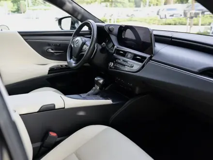 Lexus ES 250 2022 года за 24 000 000 тг. в Алматы – фото 32
