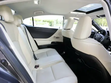 Lexus ES 250 2022 года за 24 000 000 тг. в Алматы – фото 40