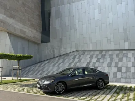 Lexus ES 250 2022 года за 24 000 000 тг. в Алматы – фото 2