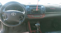 Toyota Camry 2003 года за 5 300 000 тг. в Актобе – фото 5