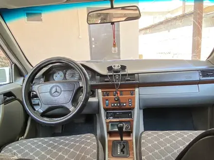 Mercedes-Benz E 320 1993 года за 2 100 000 тг. в Тараз – фото 3