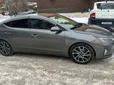 Hyundai Elantra 2019 года за 7 350 000 тг. в Караганда – фото 2