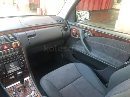 Mercedes-Benz E 240 2000 года за 3 500 000 тг. в Актау – фото 17