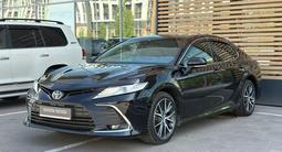Toyota Camry Luxe 2023 года за 16 100 000 тг. в Астана