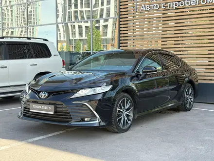 Toyota Camry Luxe 2023 года за 16 100 000 тг. в Астана