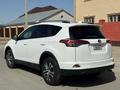 Toyota RAV4 2016 года за 8 200 000 тг. в Атырау – фото 4