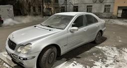 Mercedes-Benz C 180 2001 года за 2 500 000 тг. в Караганда – фото 2