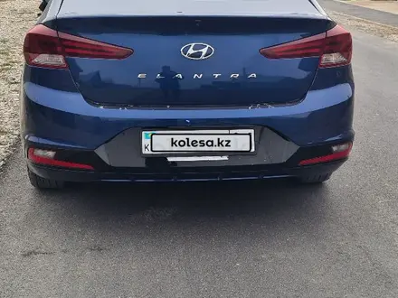 Hyundai Elantra 2018 года за 8 200 000 тг. в Шымкент – фото 10