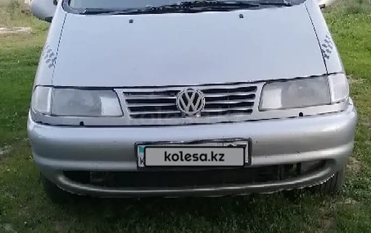 Volkswagen Sharan 1997 годаүшін2 500 000 тг. в Уральск