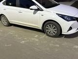 Hyundai Accent 2023 года за 8 700 000 тг. в Аксай – фото 2