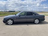 Mercedes-Benz E 320 1998 года за 2 600 000 тг. в Семей – фото 3