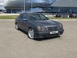 Mercedes-Benz E 320 1998 года за 2 600 000 тг. в Семей
