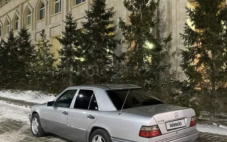 Mercedes-Benz E 220 1993 года за 3 500 000 тг. в Астана