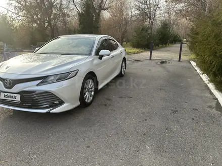 Toyota Camry 2019 года за 13 300 000 тг. в Шымкент – фото 2