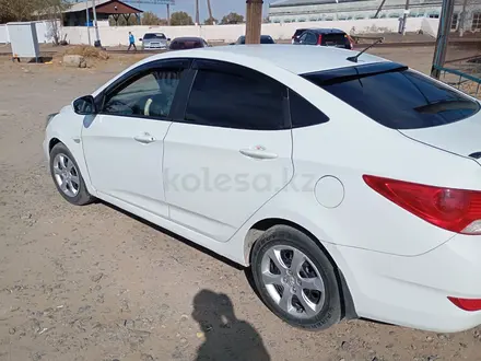 Hyundai Solaris 2013 года за 2 600 000 тг. в Актобе – фото 2