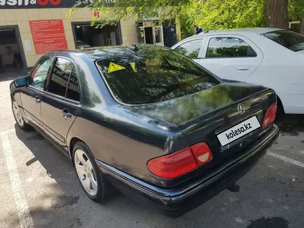 Mercedes-Benz E 320 1997 года за 3 200 000 тг. в Караганда – фото 4