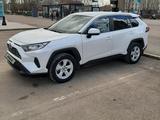 Toyota RAV4 2020 года за 14 700 000 тг. в Астана – фото 2