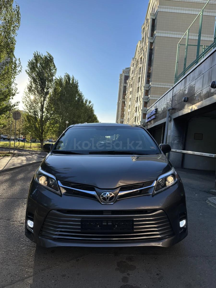 Toyota Sienna 2017 г.