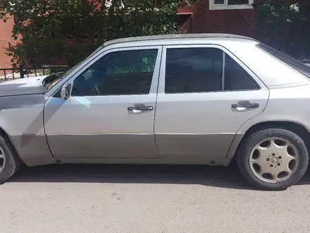 Mercedes-Benz E 220 1993 года за 1 900 000 тг. в Астана – фото 4