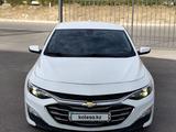 Chevrolet Malibu 2022 года за 7 300 000 тг. в Шымкент – фото 2