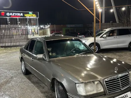 Mercedes-Benz E 220 1994 года за 1 900 000 тг. в Сарыагаш – фото 2