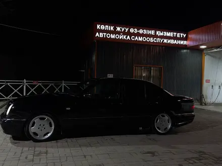 Mercedes-Benz E 430 1997 года за 2 800 000 тг. в Тараз – фото 3