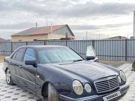 Mercedes-Benz E 280 1997 года за 2 100 000 тг. в Атырау – фото 3