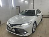 Toyota Camry 2019 года за 13 385 000 тг. в Уральск – фото 2