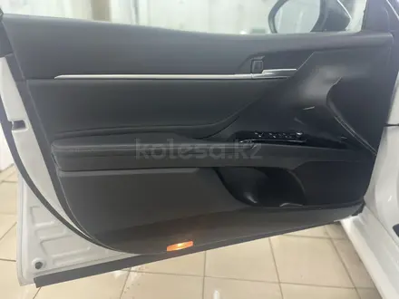 Toyota Camry 2019 года за 13 385 000 тг. в Уральск – фото 4