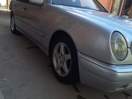 Mercedes-Benz E 280 1997 года за 2 950 000 тг. в Туркестан – фото 2