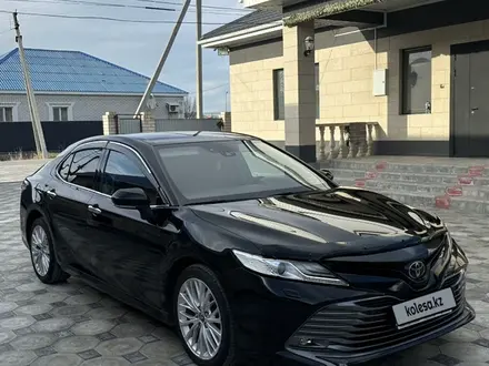 Toyota Camry 2019 года за 15 000 000 тг. в Атырау – фото 2