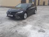 Toyota Camry 2018 года за 14 500 000 тг. в Рудный – фото 2