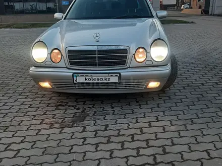 Mercedes-Benz E 320 1998 года за 3 500 000 тг. в Шу – фото 2